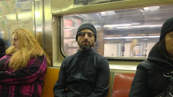 Sergey Brin nella metro con i Google Glass