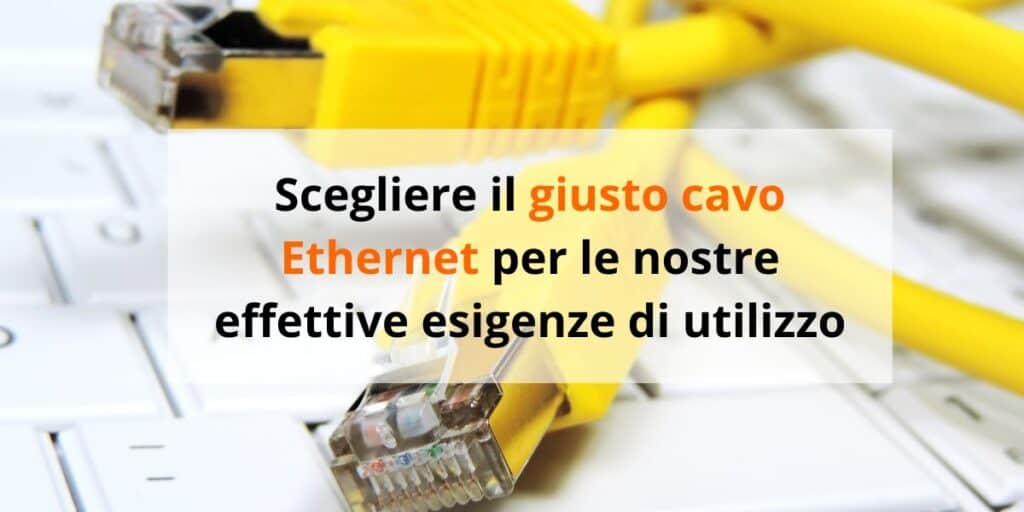 Primo piano dei cavi Ethernet su una tastiera con testo in italiano sulla scelta del cavo Ethernet giusto, comprese opzioni come cat 6 e cat 8, per esigenze specifiche.