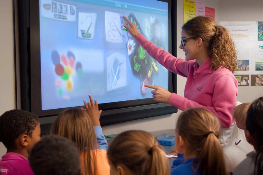 Un'insegnante utilizza la LIM in classe