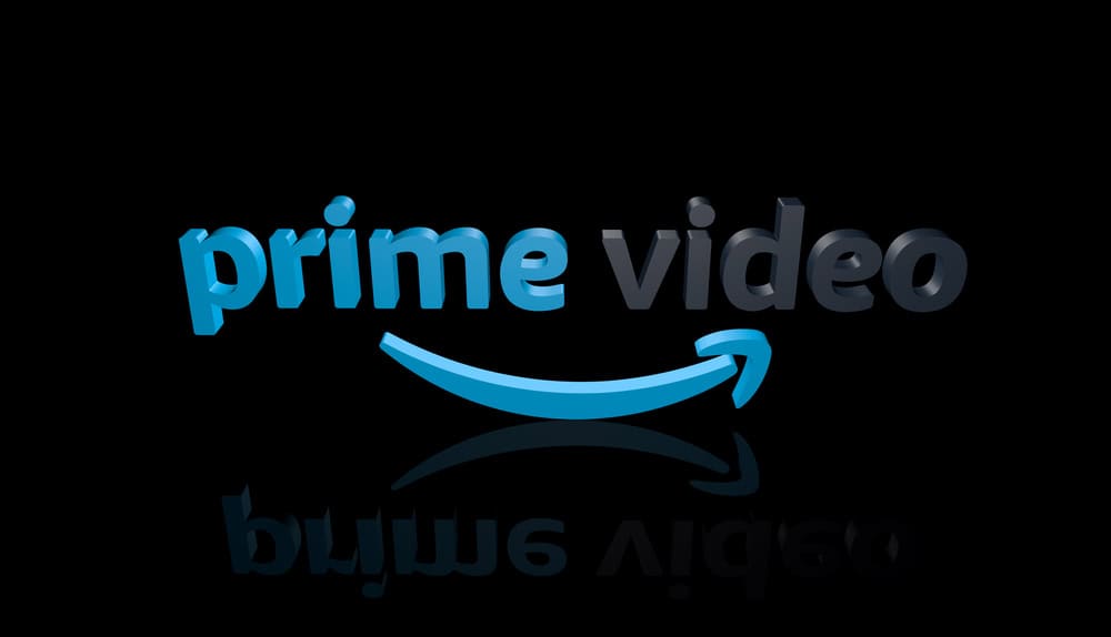 Il logo di Prime Video, caratterizzato da un elegante testo blu e nero con una freccia curva sottostante, risalta con eleganza su uno sfondo nero intenso.