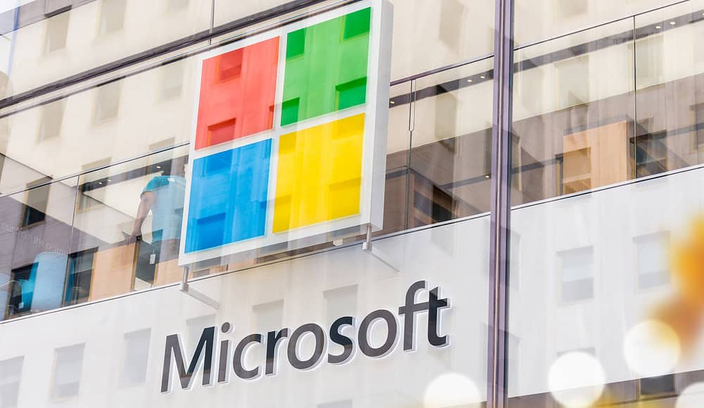 La facciata del Microsoft Store sfoggia il suo iconico logo con vivaci quadrati rossi, verdi, blu e gialli. All'interno, scopri le ultime innovazioni come Office 2024.