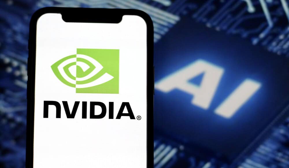 Uno smartphone mostra in bella vista il logo NVIDIA, con uno sfondo sfocato che mette in mostra l'emblema dell'intelligenza artificiale finemente inciso su un circuito stampato.