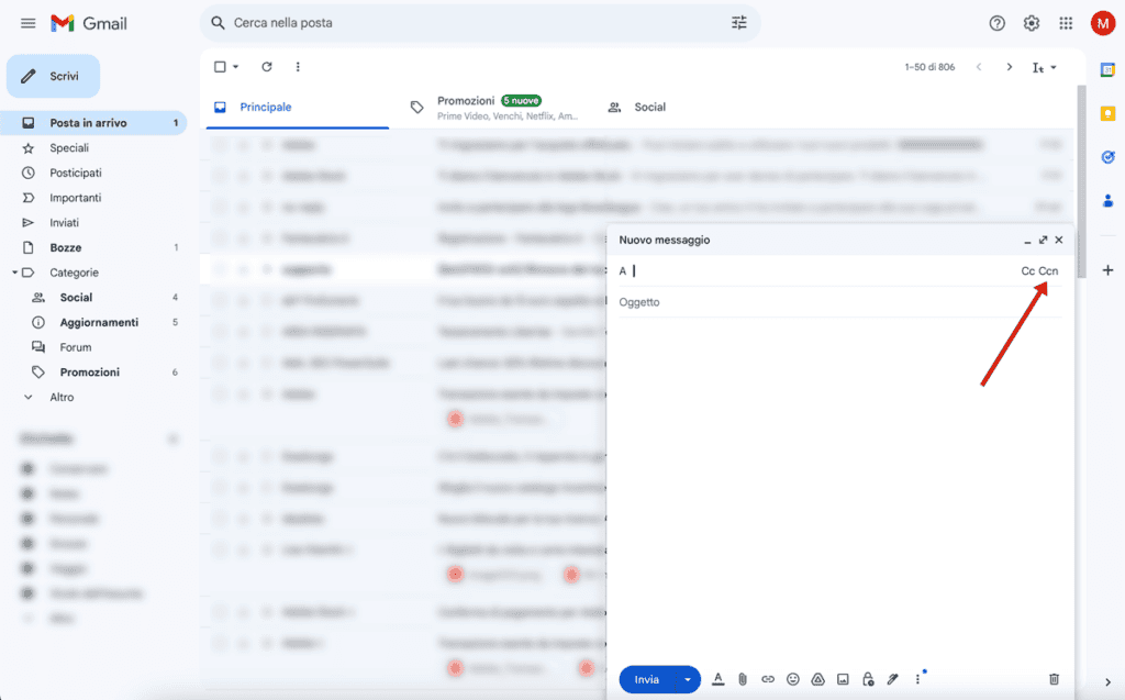 Finestra di composizione di Gmail aperta con una freccia rossa che punta al campo "Cc", evidenziando dove aggiungere destinatari nascosti per invio email multiplo, elenco di email sfocato sullo sfondo.