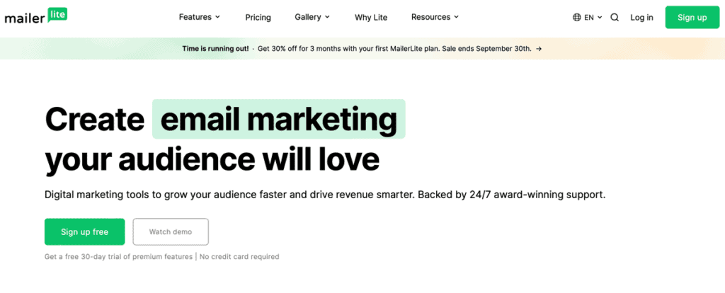 Homepage di MailerLite con testo che promuove i servizi di email marketing, tra cui la possibilità di inviare email a più destinatari e un pulsante verde "Iscriviti gratuitamente".