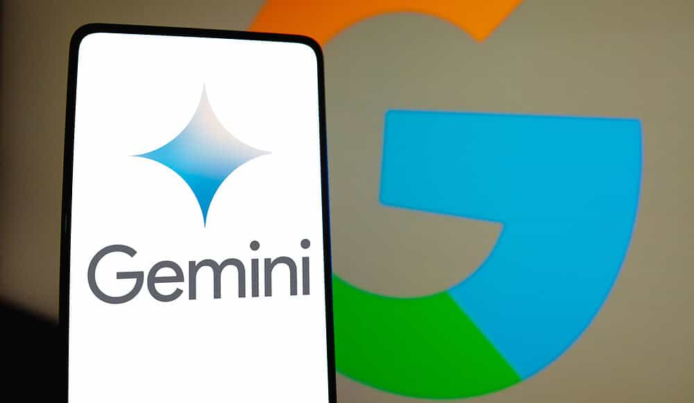 Uno smartphone con il logo Gemini appare nitidamente a fuoco su uno sfondo leggermente sfocato, alludendo sottilmente all'influenza di Imagen 3 e Google.