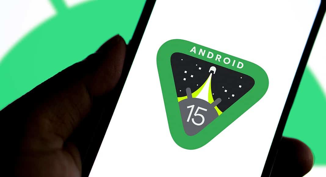 Sullo schermo di uno smartphone è visualizzato il logo di Android 15, evidenziato da un dinamico emblema a forma di razzo verde che svetta in alto.