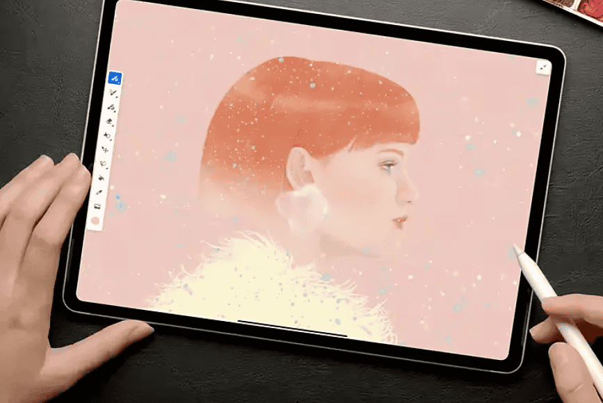 Utilizzando Adobe Fresco, una persona maneggia abilmente uno stilo su un tablet, disegnando in modo intricato una donna con vivaci capelli rossi. Il testo italiano accompagna elegantemente l'opera d'arte, aggiungendo un ulteriore livello di profondità culturale al capolavoro digitale.