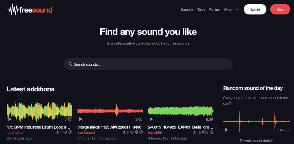 Screenshot della homepage del sito Freesound che mostra una barra di ricerca, insieme a elenchi delle ultime aggiunte e suoni casuali. Questo è un posto perfetto per esplorare loop sonori e dove trovarli per creare basi musicali gratis.