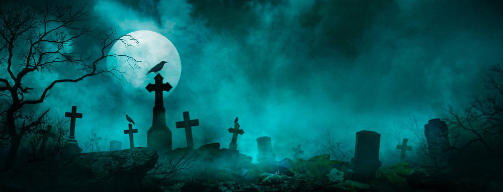 Un cimitero spettrale di notte presenta un corvo appollaiato su una lapide, alberi in silhouette e una luna piena che brilla attraverso la nebbia, creando una scena inquietante che ricorda il font spaventosi di un agghiacciante poster di Halloween.