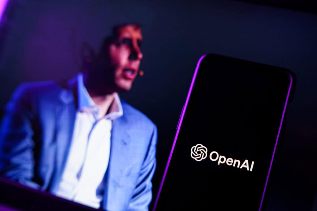 Al centro della scena c'è uno smartphone con il logo di OpenAI, mentre una figura sfocata parla sotto la luce viola dell'ambiente, creando un'atmosfera ultraterrena.