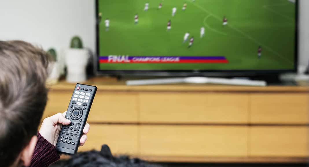 Grazie allo streaming sicuro offerto da Piracy Shield, una persona in possesso di un telecomando può guardare una partita di calcio in TV.