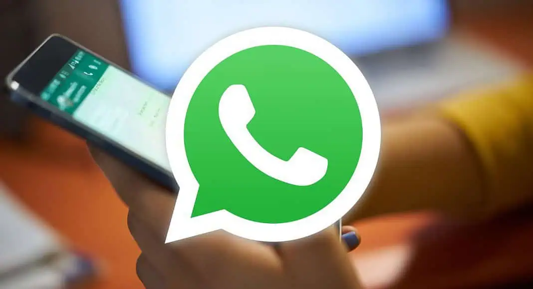 Una persona tiene in mano uno smartphone con il logo di WhatsApp ben in vista, desiderosa di scoprire nuove funzionalità che rendono la connessione più semplice che mai.