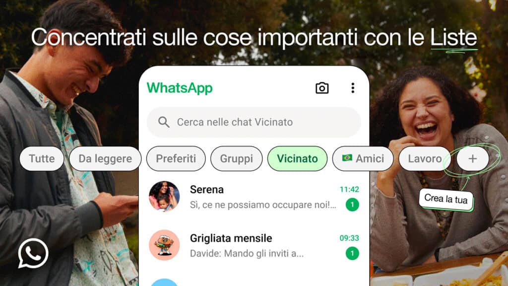 Due persone ridono accanto a un'interfaccia WhatsApp, elettrizzate dalla facilità di utilizzo della loro nuova funzionalità scoperta per organizzare le chat con Liste Personalizzate. Lo schermo mostra un elenco chat ordinato con varie categorie personalizzabili.